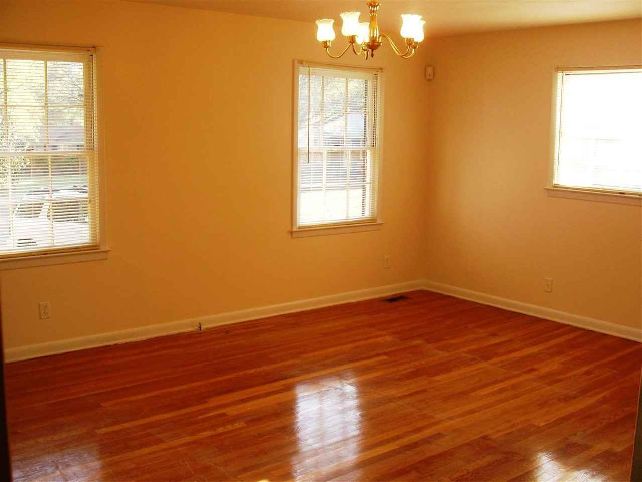 122 Lattimore Ln - Photo 2 of 8