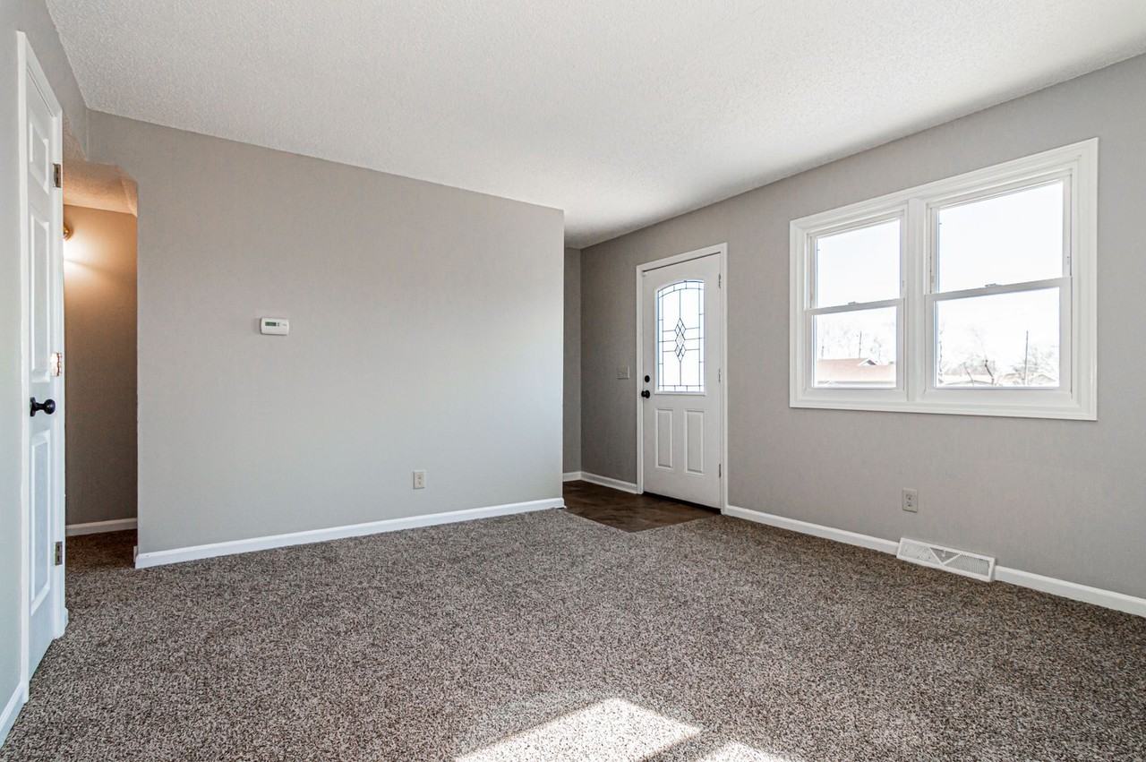 1369 Parkside Dr - Photo 4 of 23