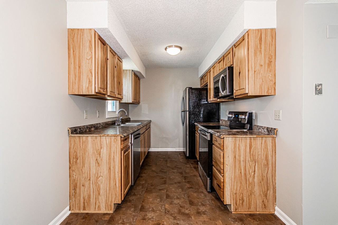 1369 Parkside Dr - Photo 6 of 23
