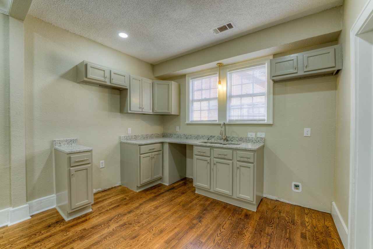 924 Maury St - Photo 4 of 20