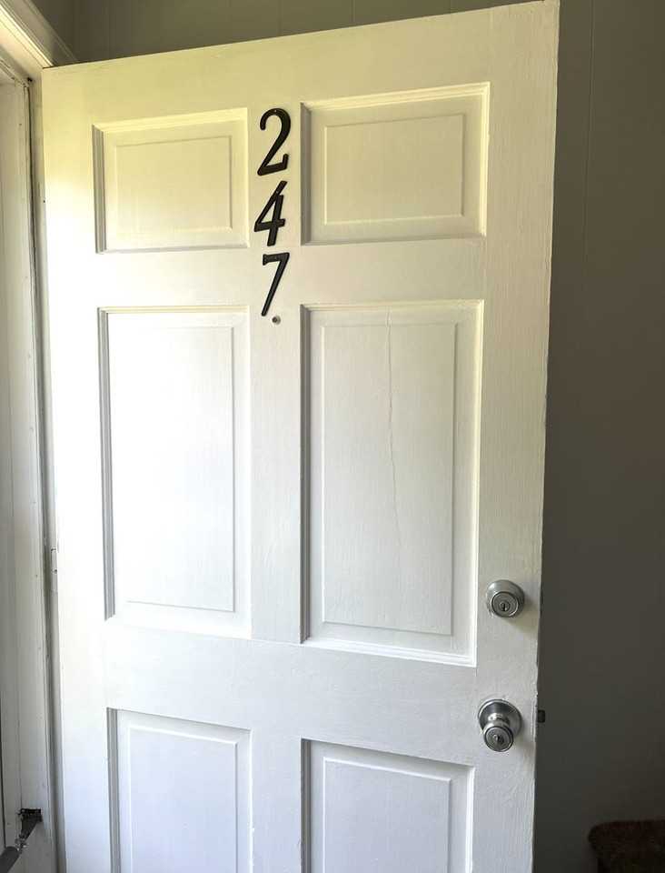 247 N Oak St - Photo 3 of 10