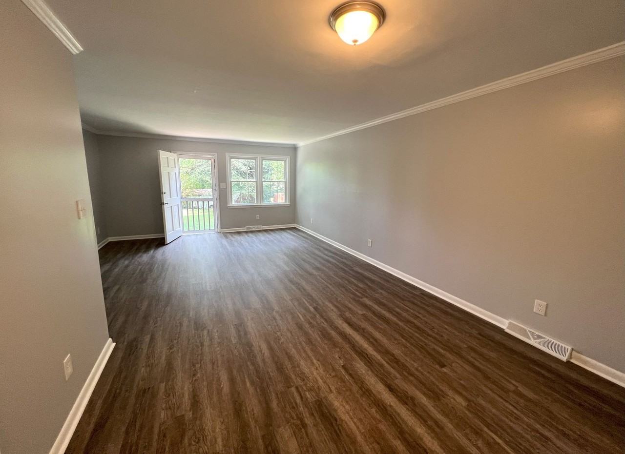 247 N Oak St - Photo 2 of 10