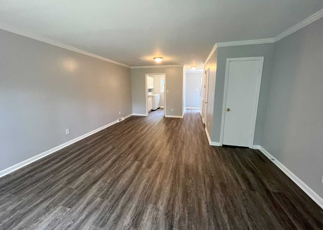 247 N Oak St - Photo 5 of 10