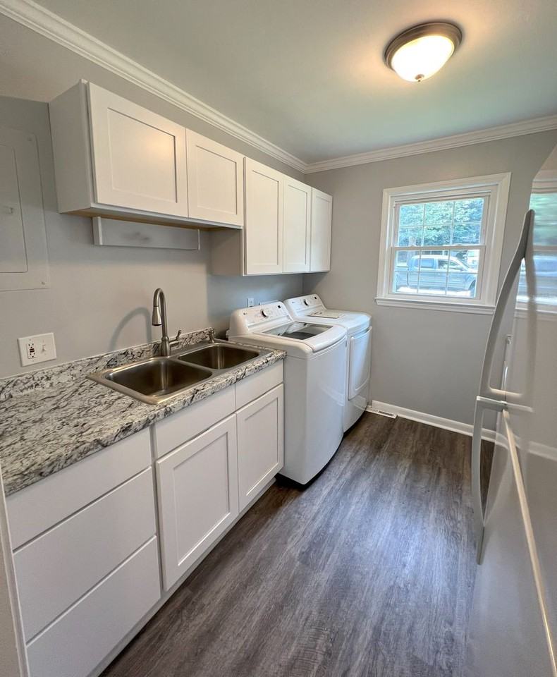 247 N Oak St - Photo 4 of 10
