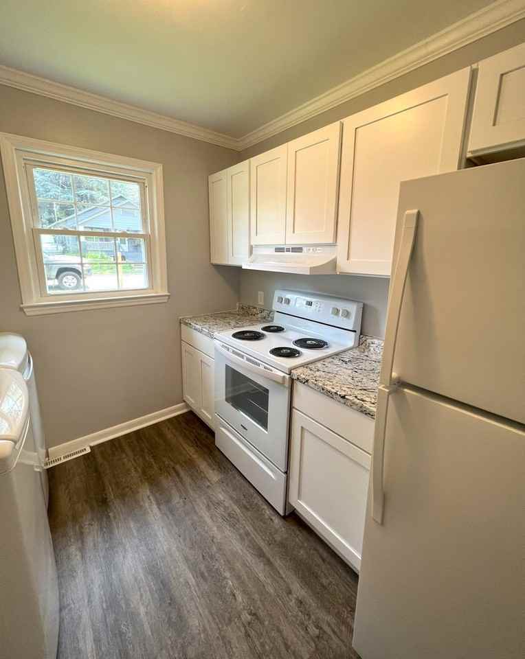 247 N Oak St - Photo 6 of 10