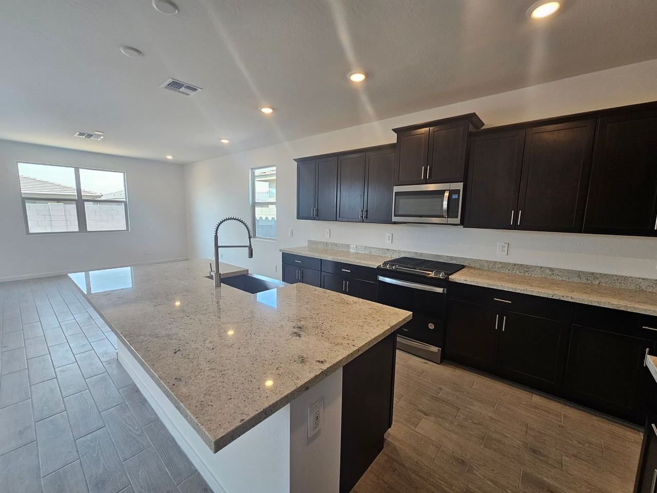 16047 W Honeysuckle Dr - Photo 6 of 50