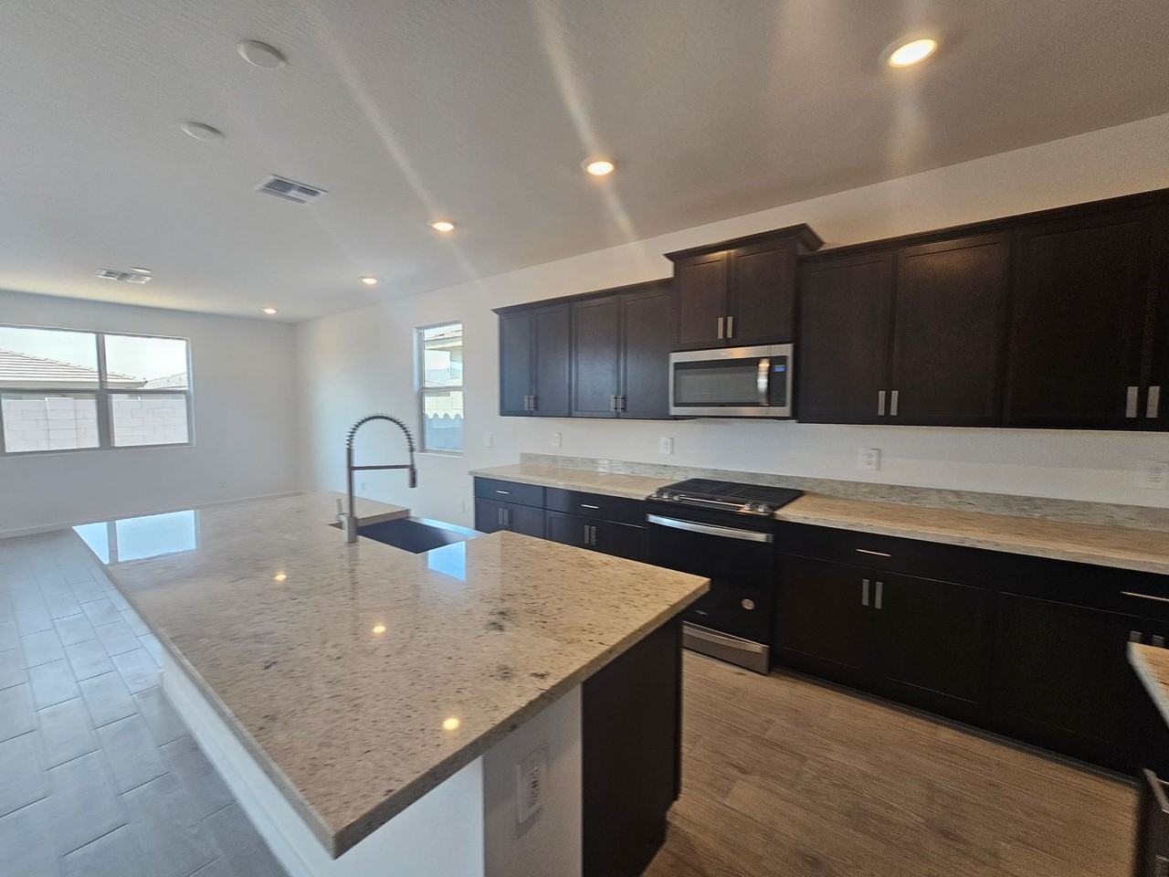 16047 W Honeysuckle Dr - Photo 7 of 50