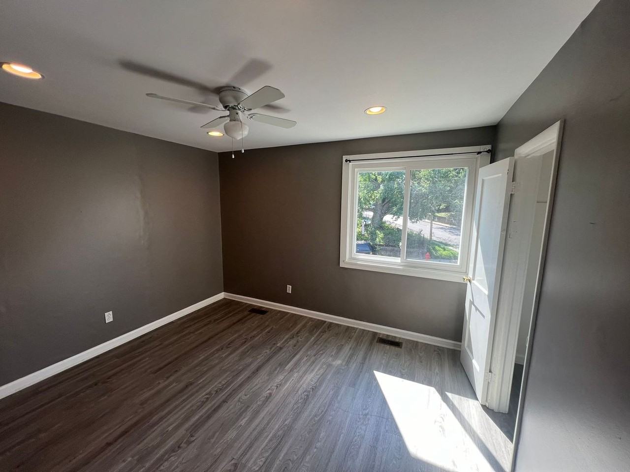 3842 8th St - Photo 2 of 16