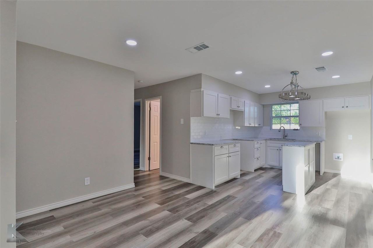 1672 Westview Dr - Photo 3 of 16