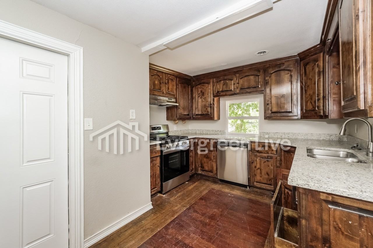 2205 Flemming Dr - Photo 2 of 15