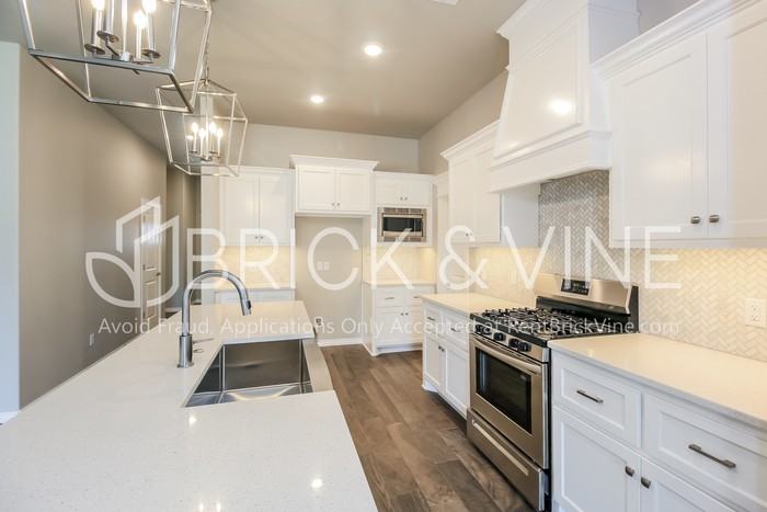 8601 Stark St - Photo 3 of 21