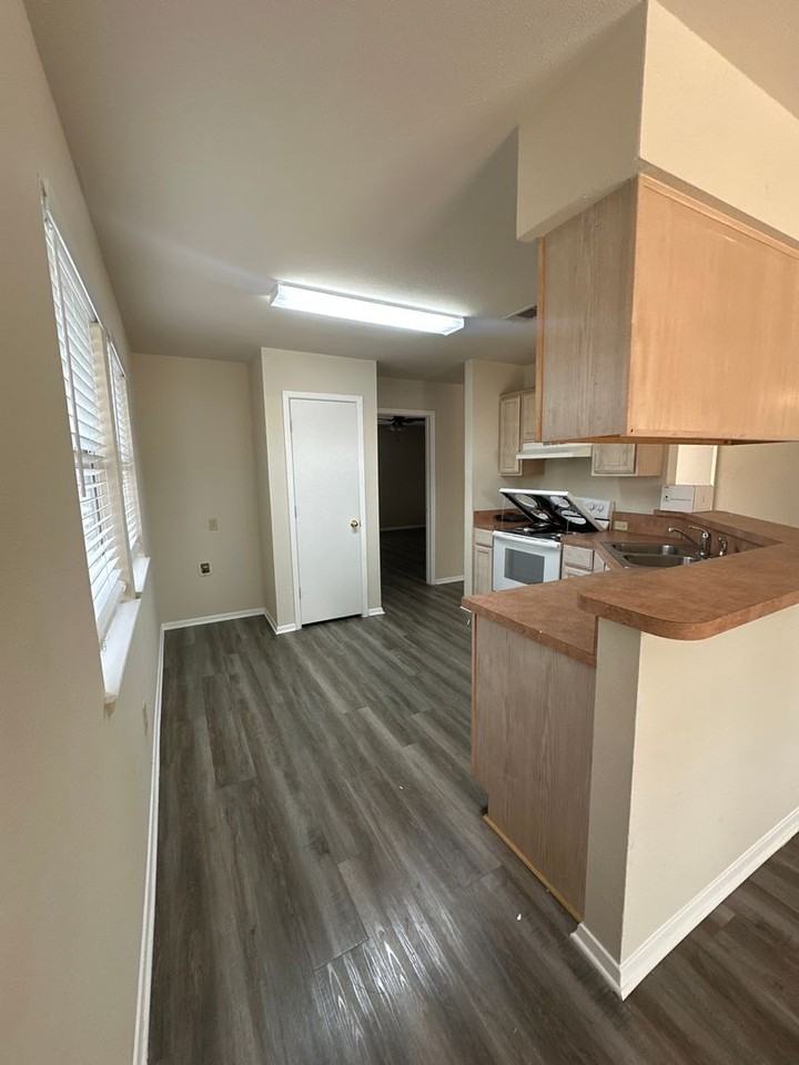 4017 Devonaire Dr - Photo 4 of 10