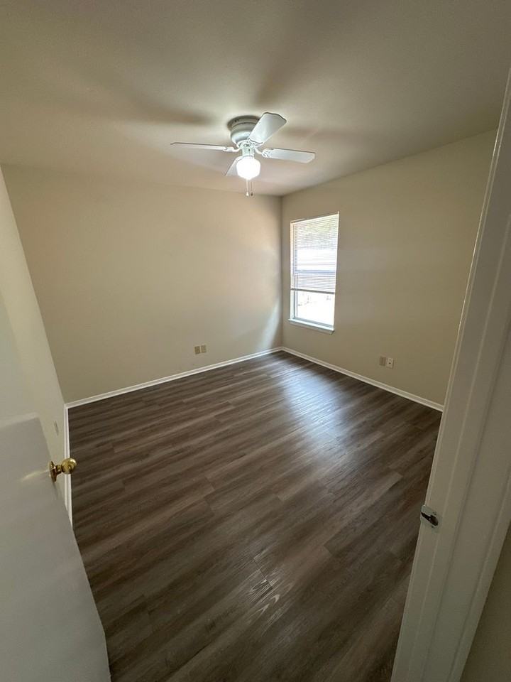 4017 Devonaire Dr - Photo 6 of 10