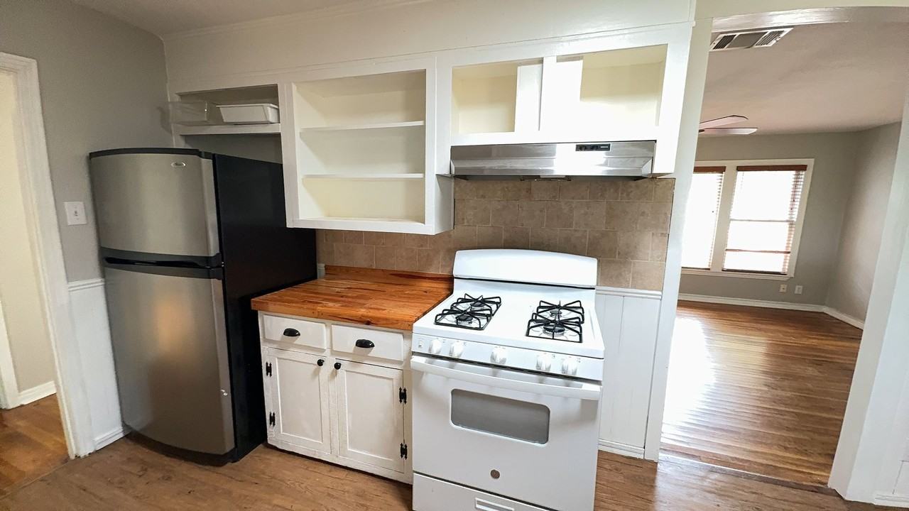 1207 Redondo Dr - Photo 2 of 9