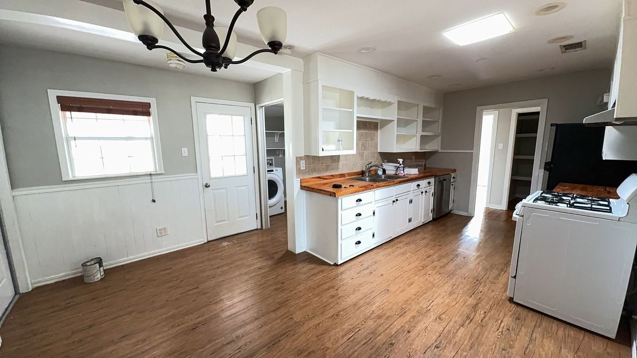 1207 Redondo Dr - Photo 3 of 9