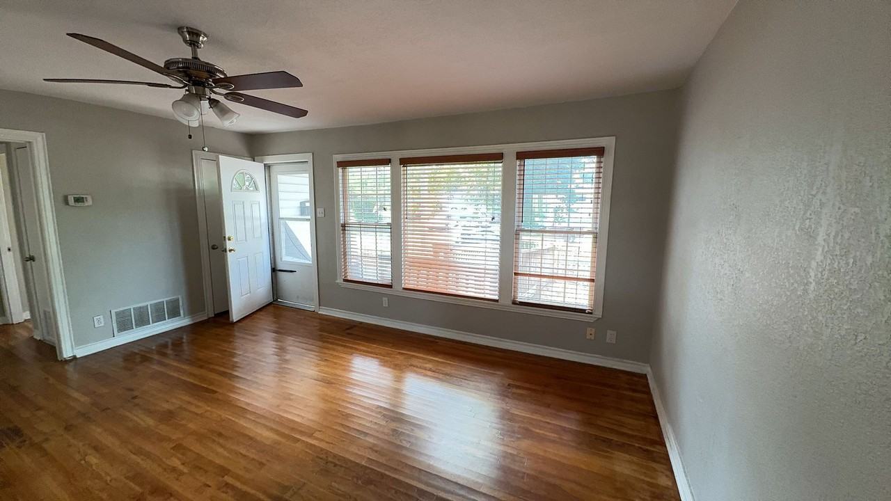1207 Redondo Dr - Photo 5 of 9