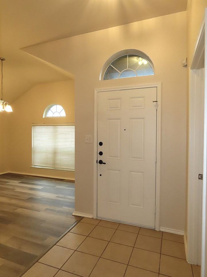6930 Ranch Hill Dr - Photo 3 of 35