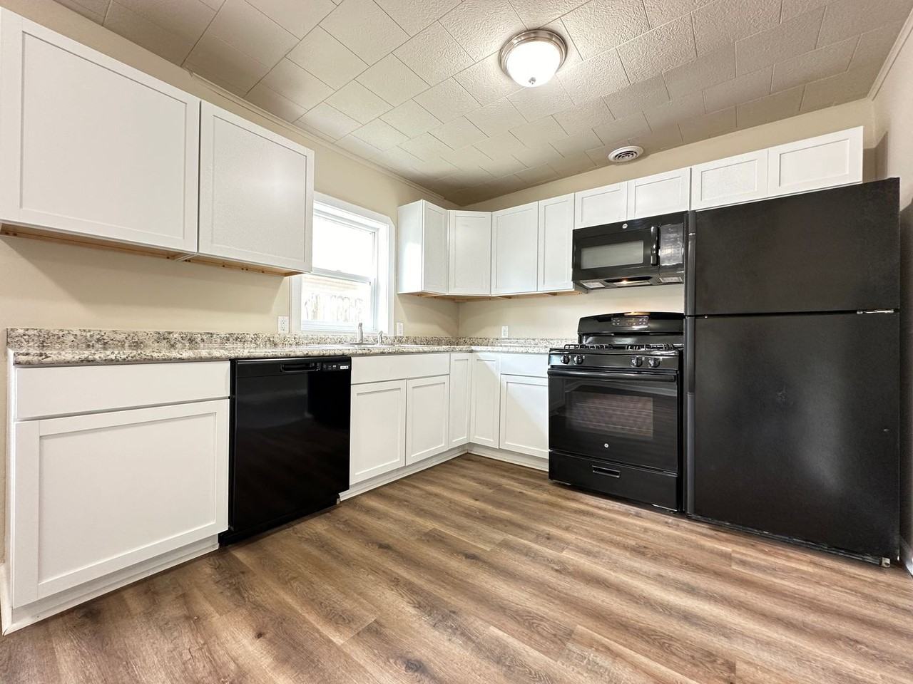 204 E Leland Ave - Photo 4 of 17