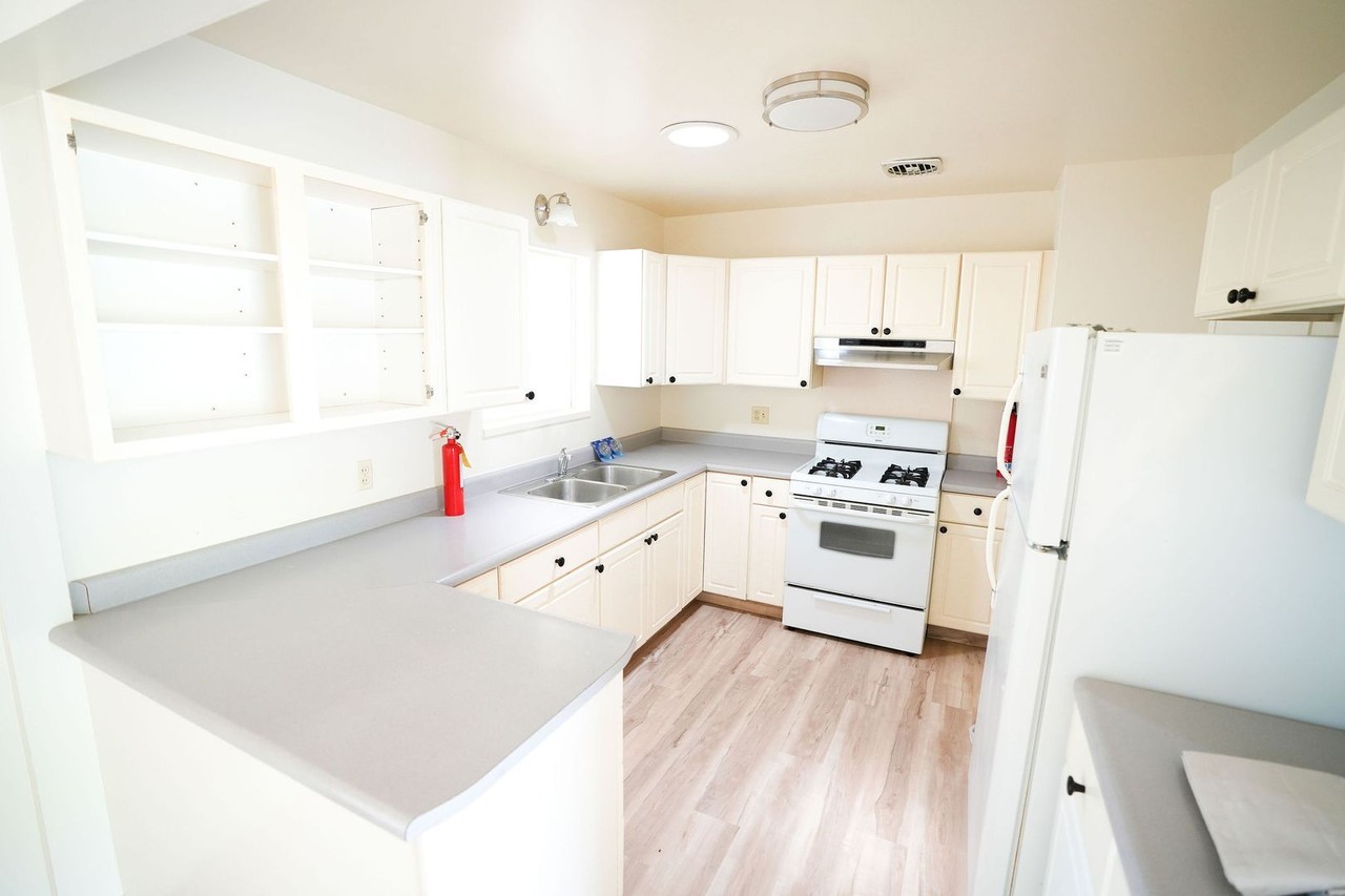 2550 Davis Way - Photo 4 of 21