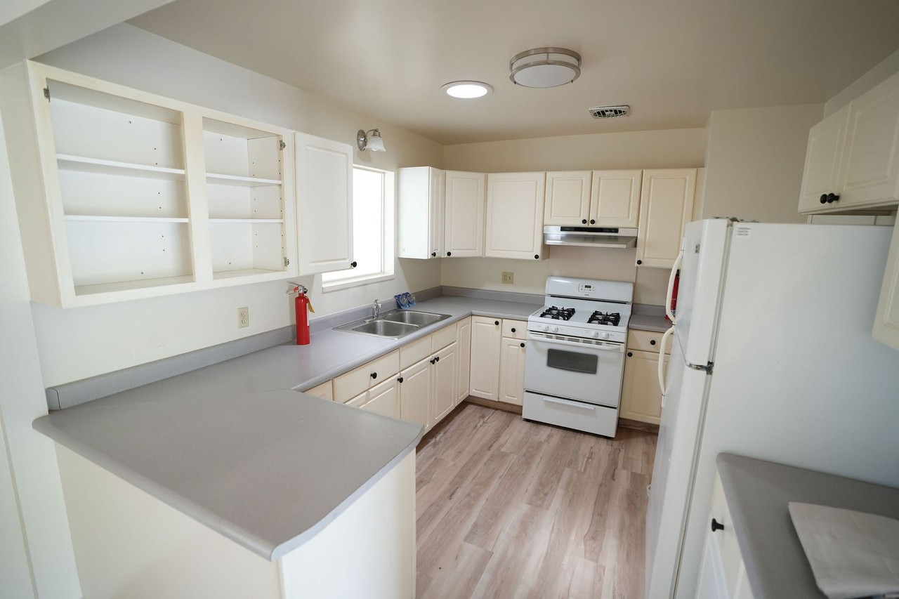 2550 Davis Way - Photo 5 of 21