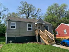 featured image of 906 E 5th St