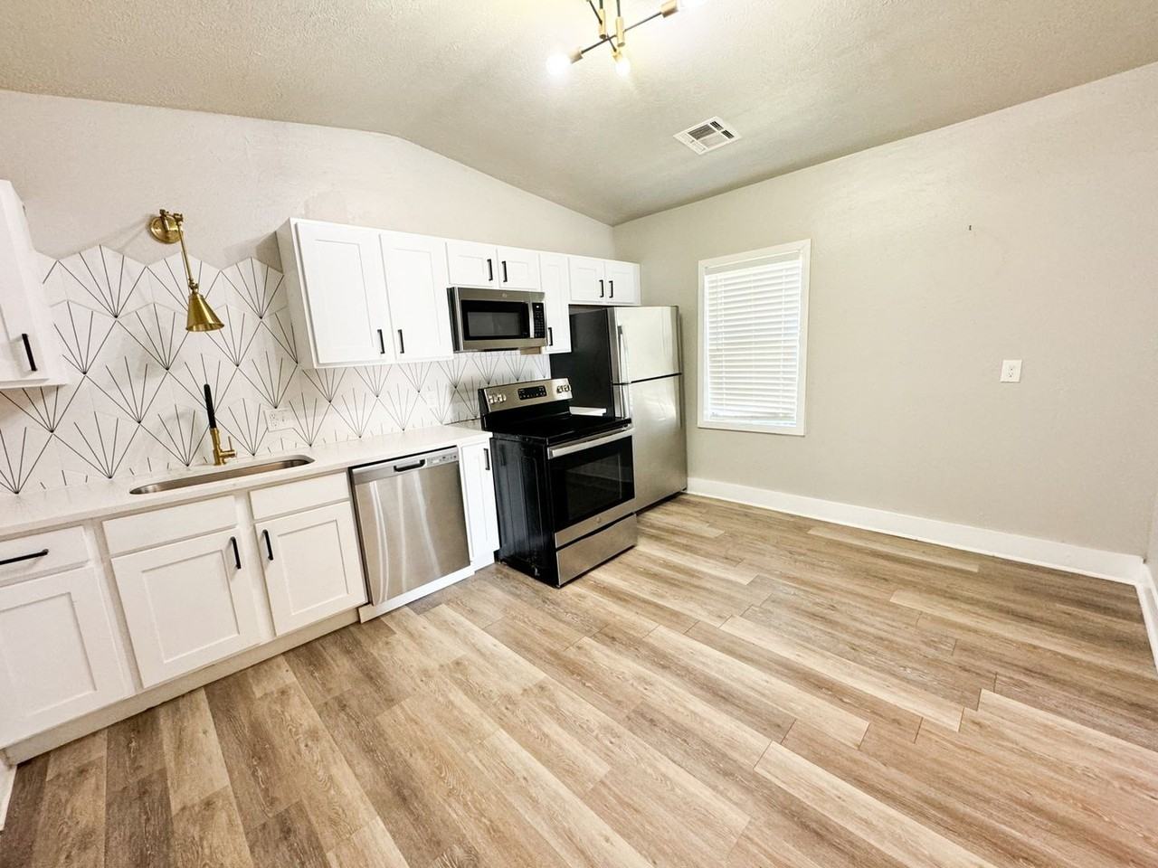 3111 N Shartel Ave - Photo 3 of 9