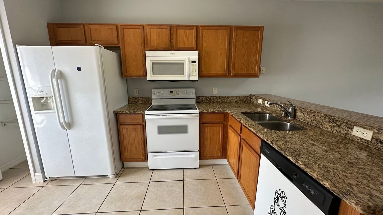 323 Wilton Cir - Photo 3 of 15