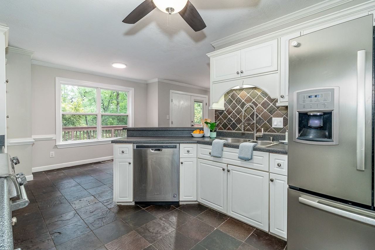 438 Bristol Rd - Photo 4 of 47