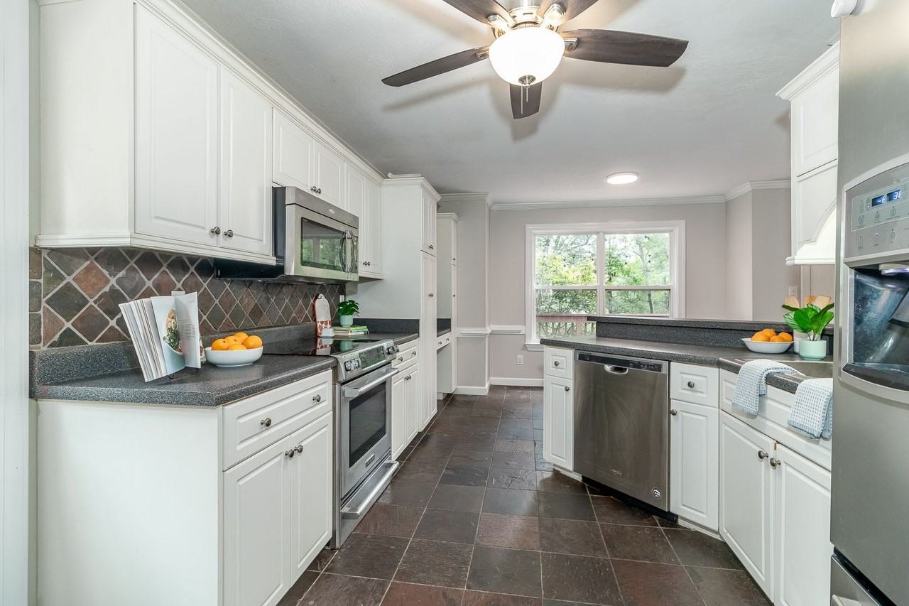 438 Bristol Rd - Photo 5 of 47