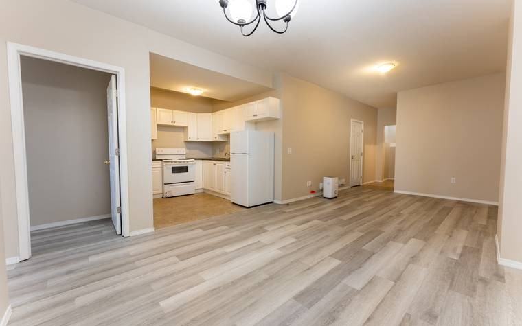 123 Henick Cres #B - Photo 2 of 8