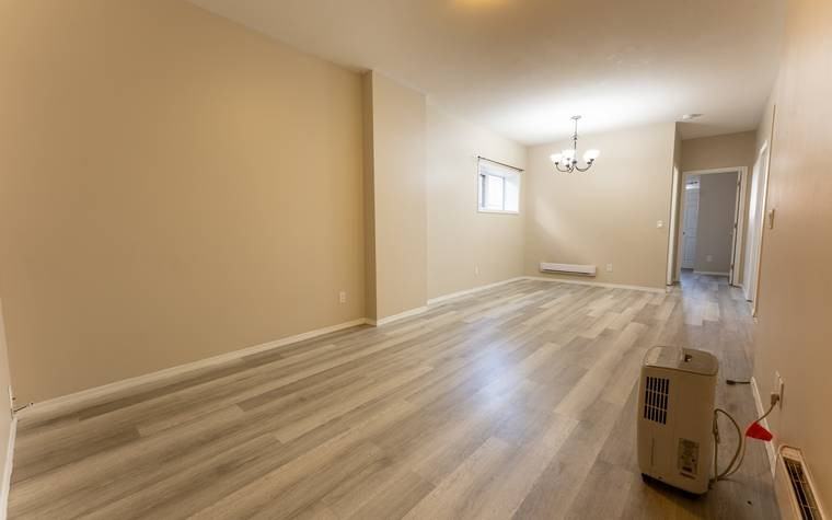 123 Henick Cres #B - Photo 3 of 8