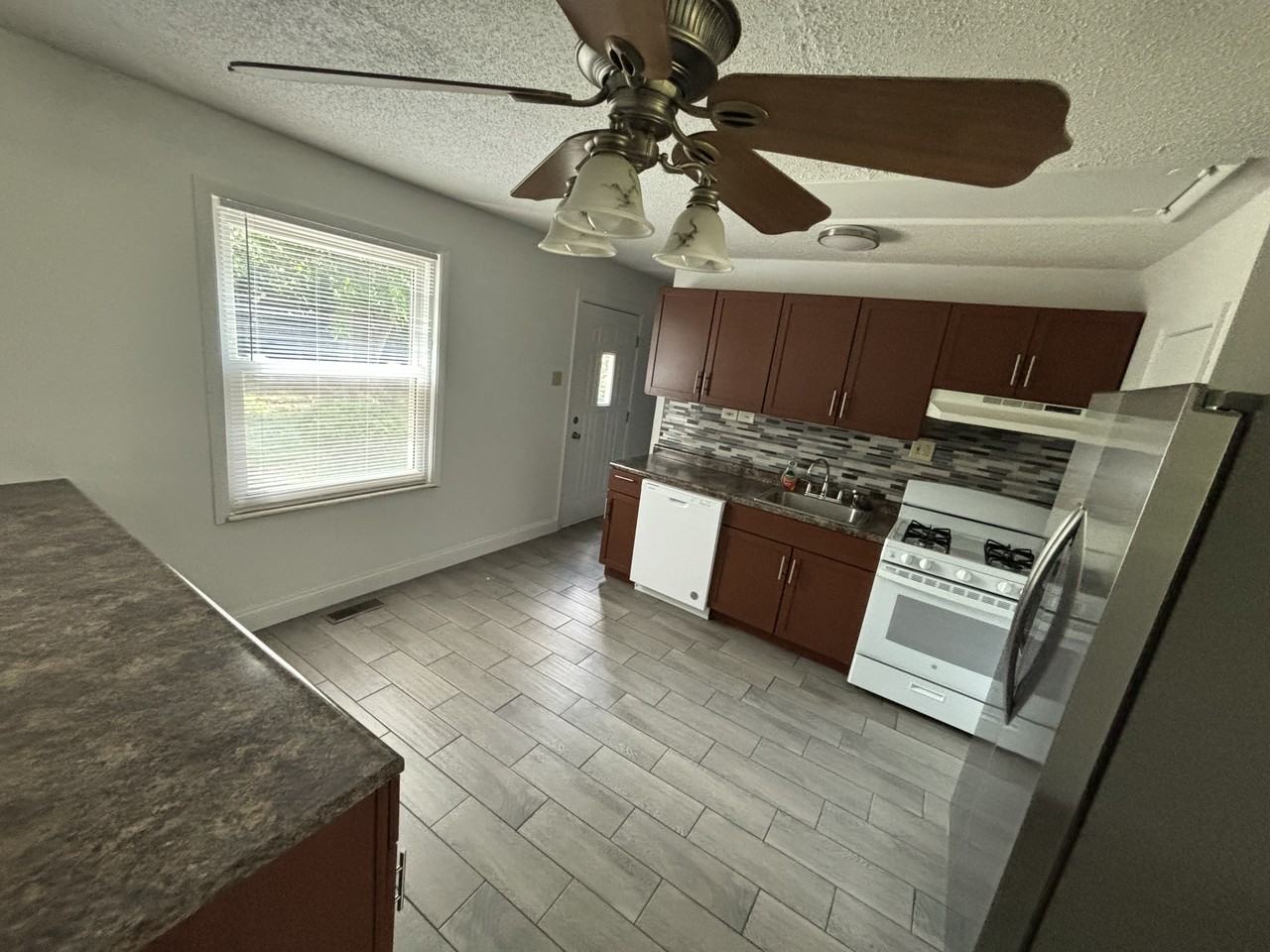 12157 Parkwood Pl - Photo 2 of 5