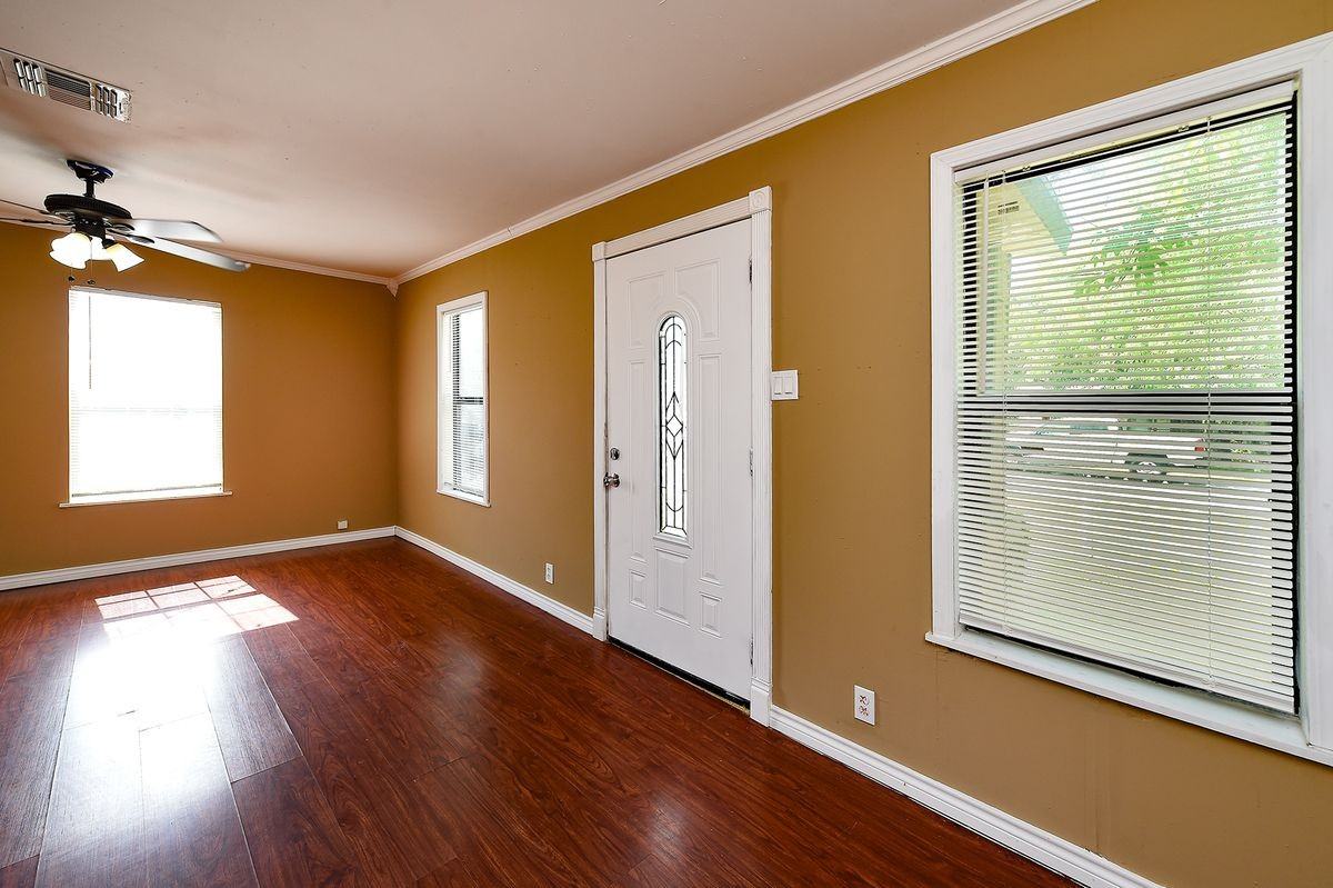 212 Hugh St - Photo 2 of 12