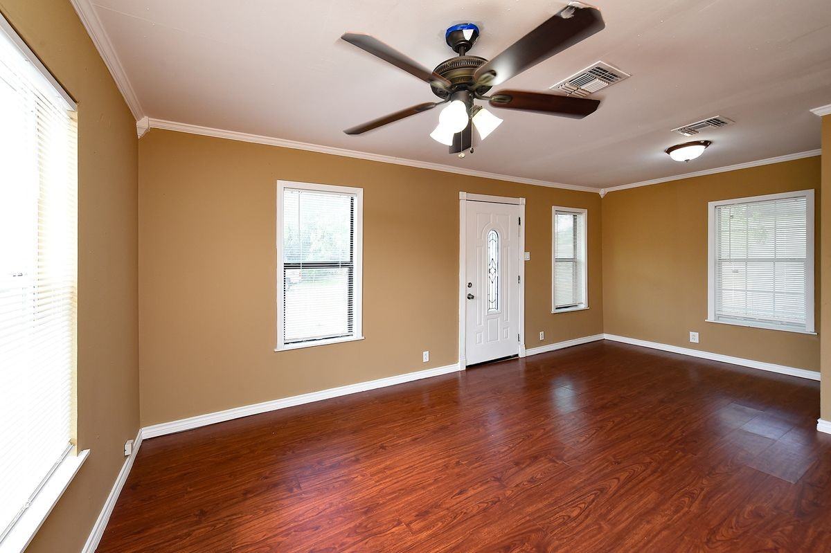 212 Hugh St - Photo 3 of 12