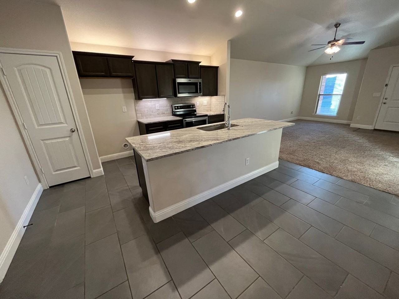 13815 Vernon Ave - Photo 4 of 18