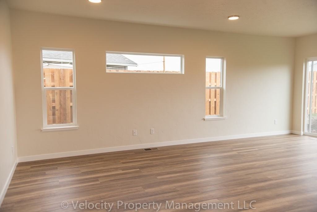 383 Timothy Dr - Photo 3 of 8