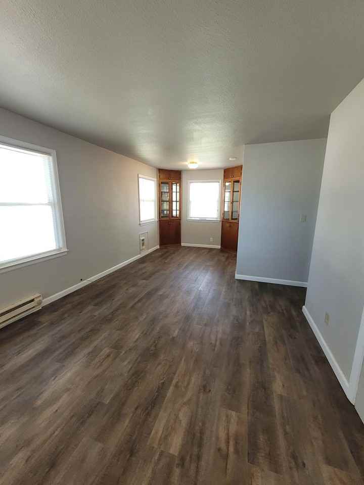 613 E Division Ave - Photo 2 of 18