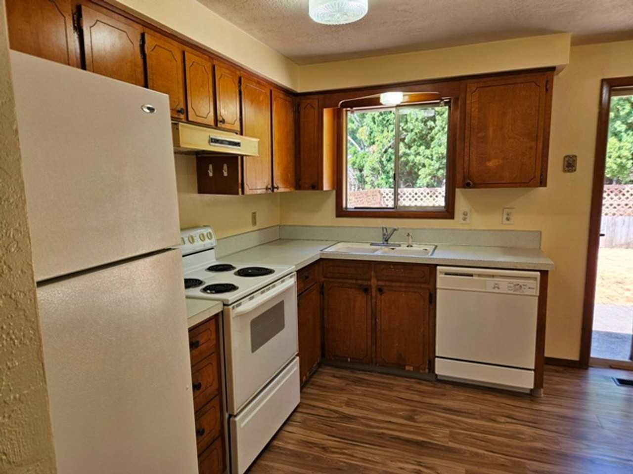 1245 Wyatt Ave Se - Photo 3 of 16