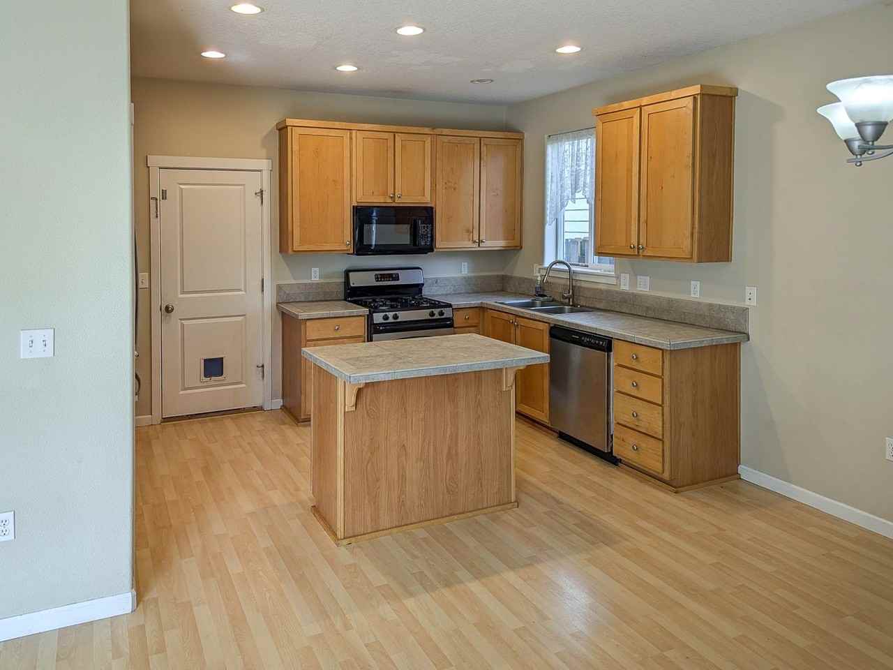 1382 Glacier View St Se - Photo 3 of 31