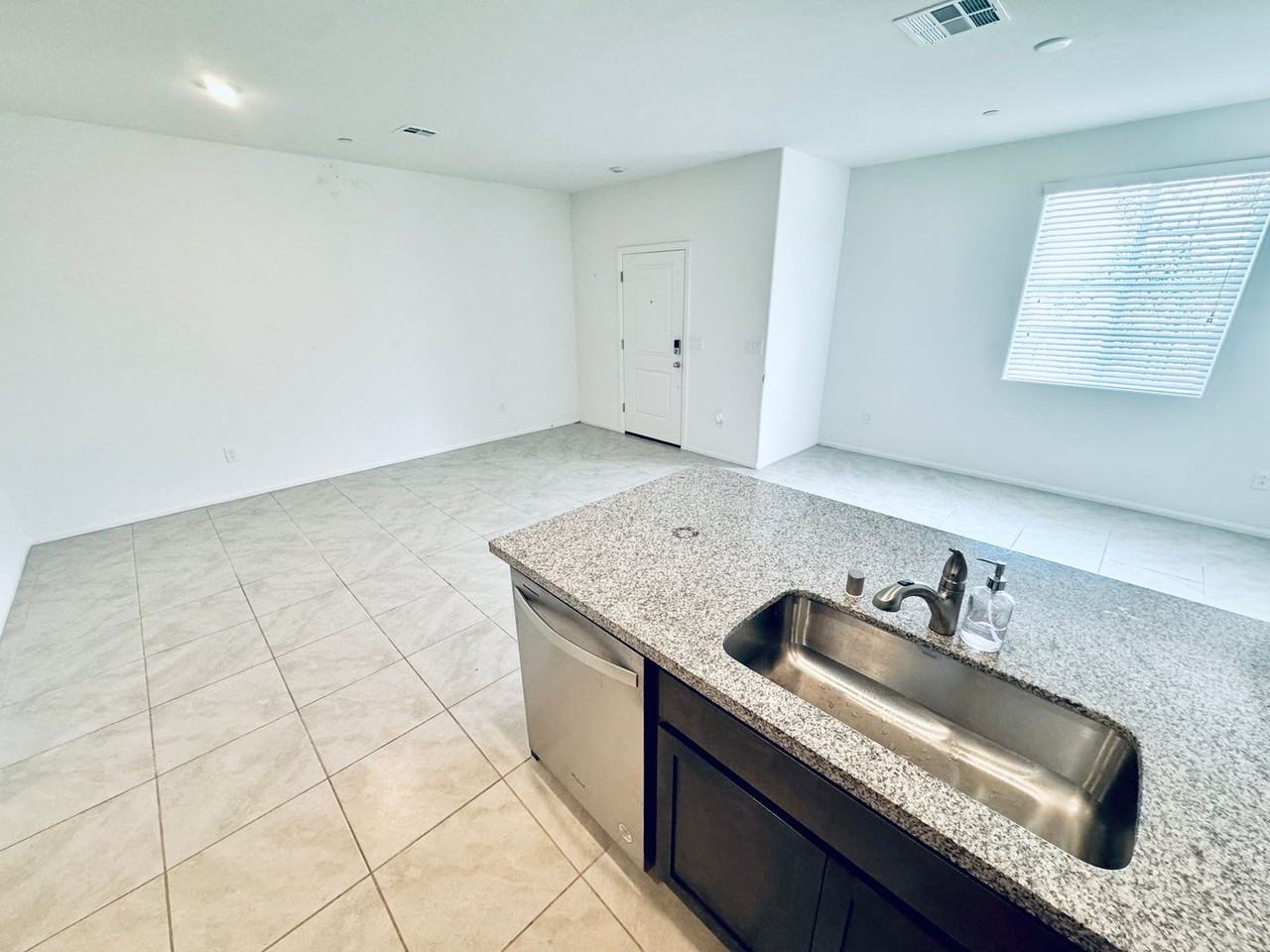 850 Bronzite St - Photo 5 of 40