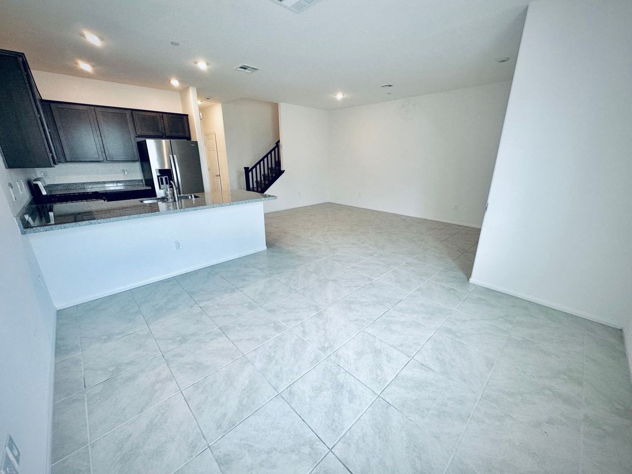 850 Bronzite St - Photo 7 of 40