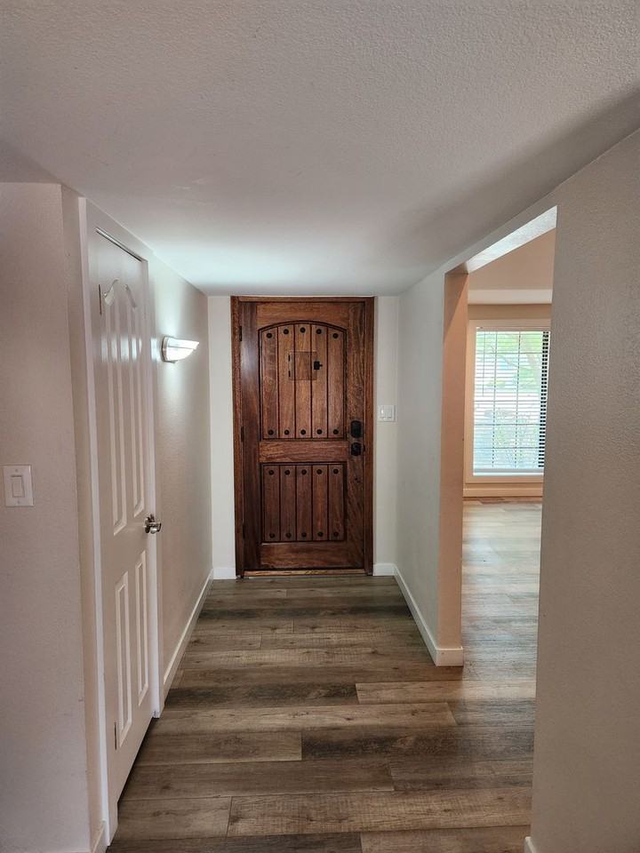 517 E Bishop Dr - Photo 4 of 39