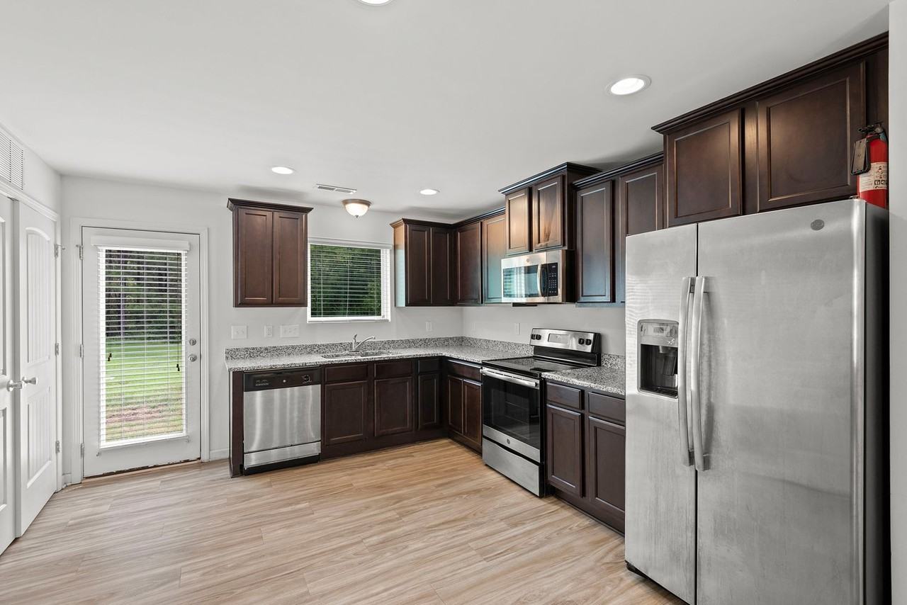 890 Saratoga Drive - Photo 6 of 21