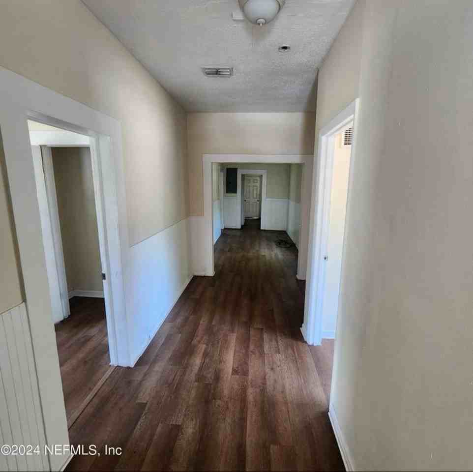 1952 Broadway Ave - Photo 2 of 8