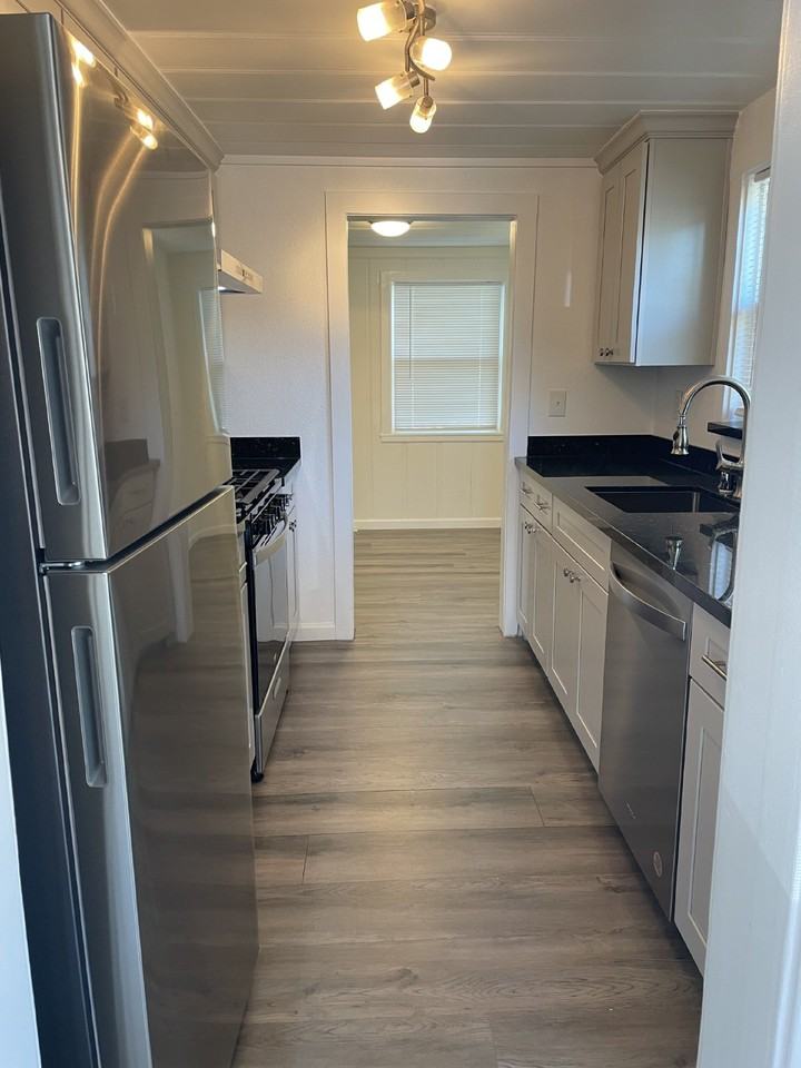 1430 Oakland Blvd - Photo 3 of 18