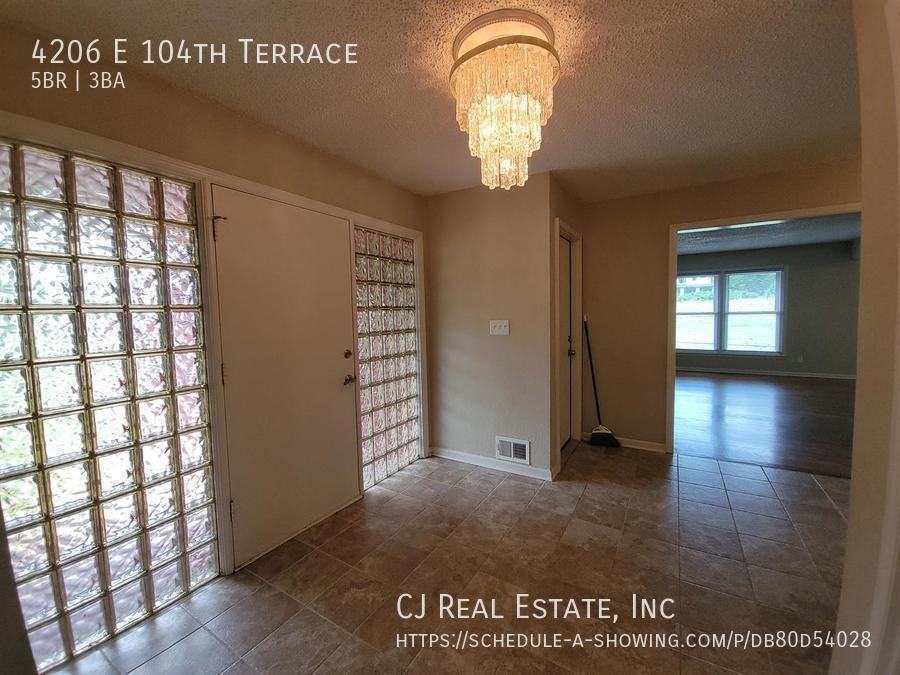 4206 E 104th Ter - Photo 2 of 12
