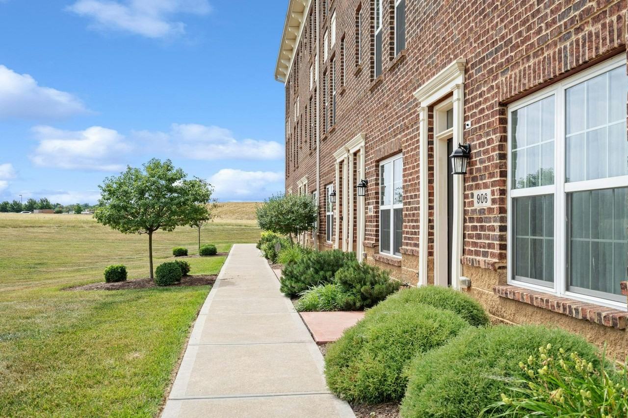 901 Brownstone Row - Photo 2 of 24