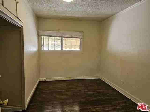 1133 Green St - Photo 3 of 8