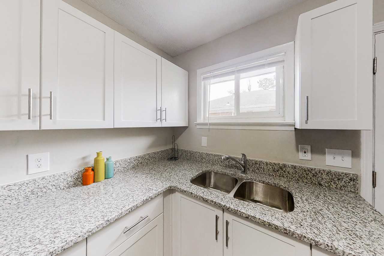 Burbank Dr Nw - Photo 6 of 17