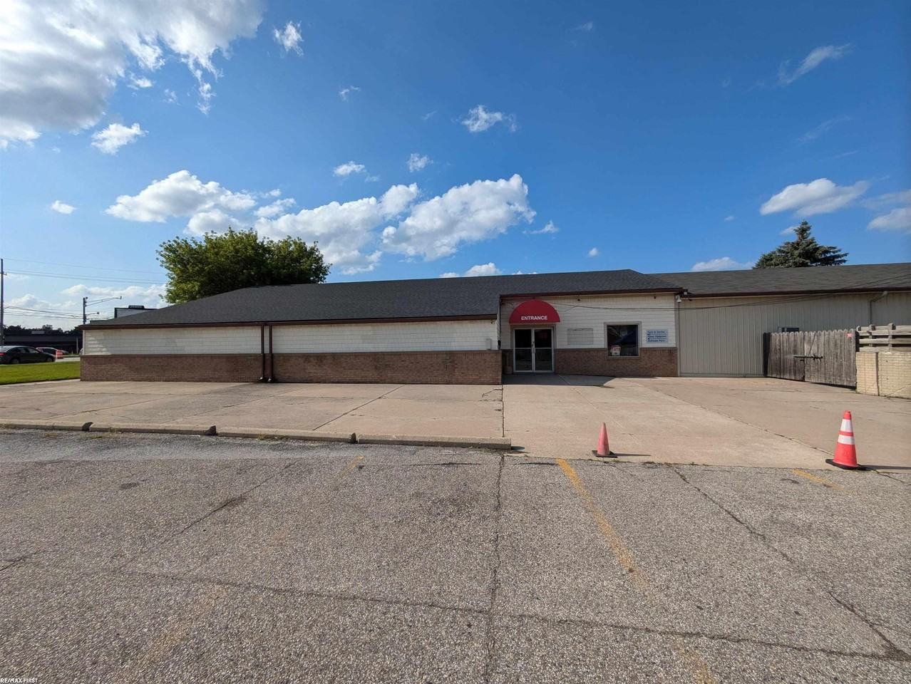 35850 Utica Rd - Photo 2 of 32